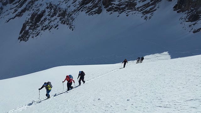 未知の雪原を求めて：スキーツアーで体験する極上の冬の冒険